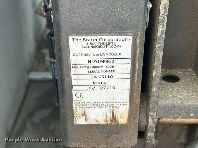 image for item ER4991 2010 Ford E350 Super Duty shuttle bus