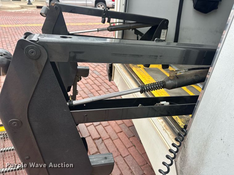 image for item ER4991 2010 Ford E350 Super Duty shuttle bus