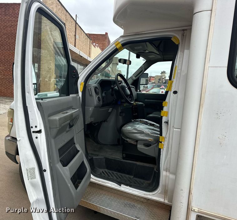 image for item ER4991 2010 Ford E350 Super Duty shuttle bus