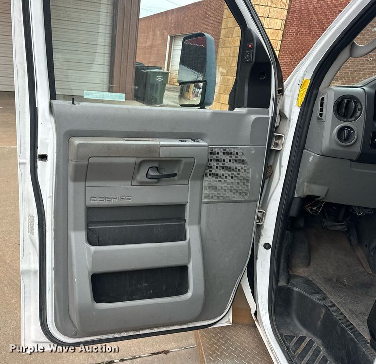 image for item ER4991 2010 Ford E350 Super Duty shuttle bus