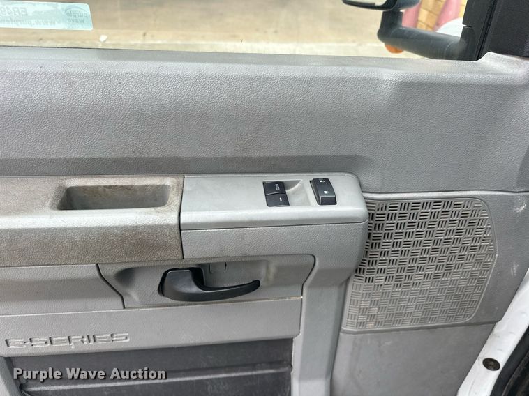 image for item ER4991 2010 Ford E350 Super Duty shuttle bus