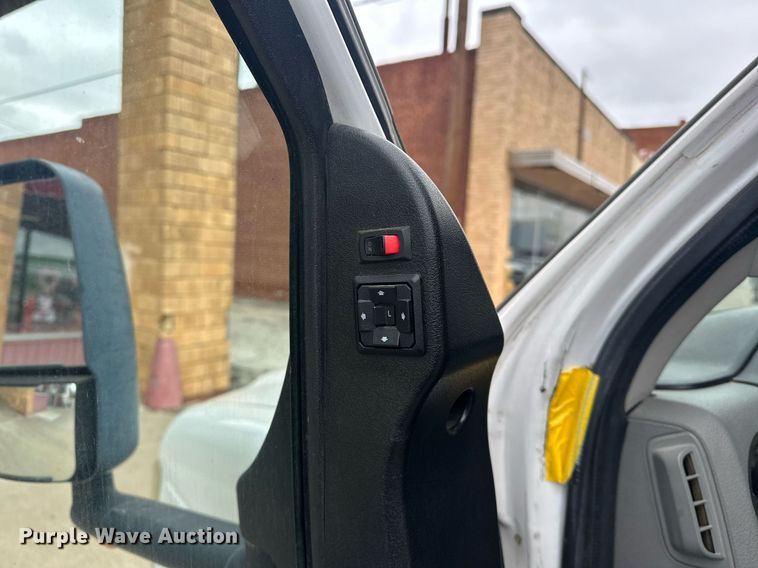 image for item ER4991 2010 Ford E350 Super Duty shuttle bus