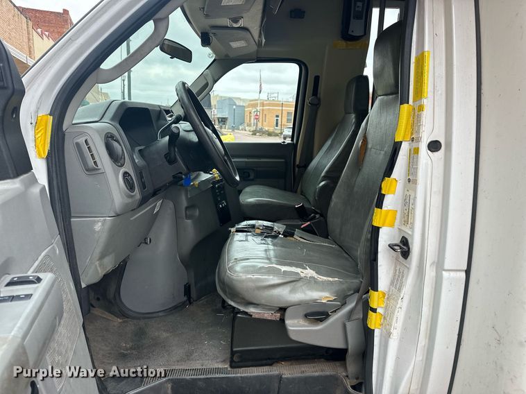 image for item ER4991 2010 Ford E350 Super Duty shuttle bus