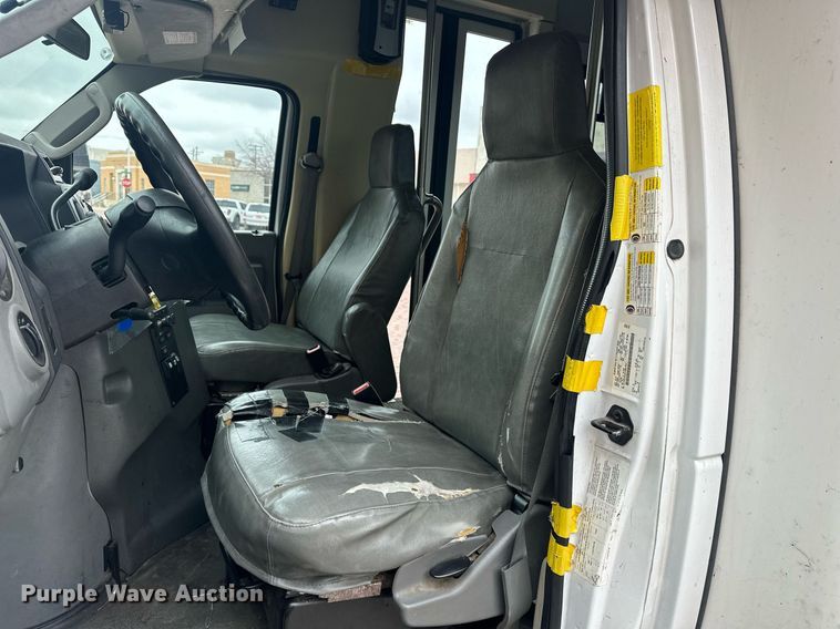 image for item ER4991 2010 Ford E350 Super Duty shuttle bus