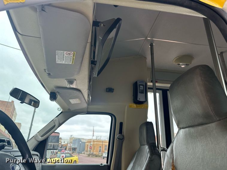 image for item ER4991 2010 Ford E350 Super Duty shuttle bus