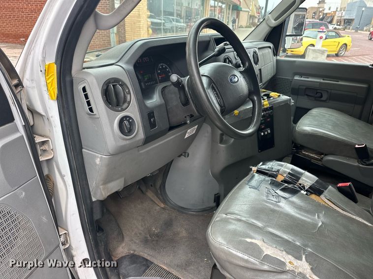 image for item ER4991 2010 Ford E350 Super Duty shuttle bus