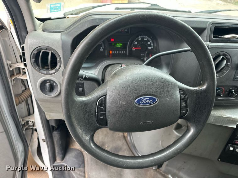 image for item ER4991 2010 Ford E350 Super Duty shuttle bus