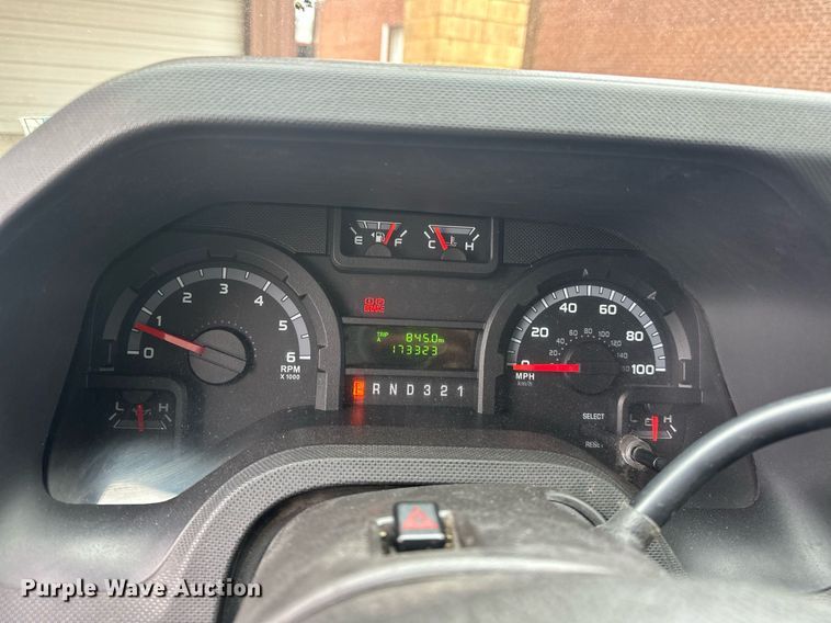 image for item ER4991 2010 Ford E350 Super Duty shuttle bus