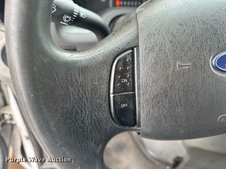 image for item ER4991 2010 Ford E350 Super Duty shuttle bus