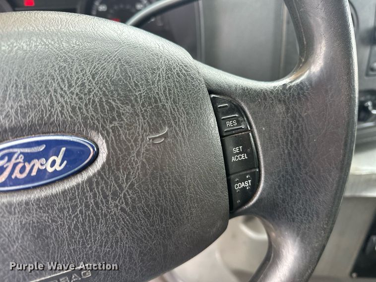 image for item ER4991 2010 Ford E350 Super Duty shuttle bus