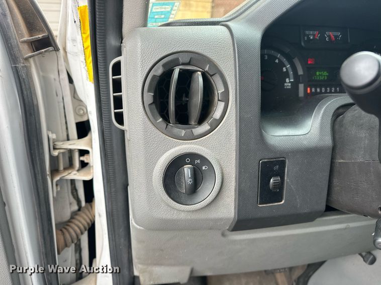 image for item ER4991 2010 Ford E350 Super Duty shuttle bus