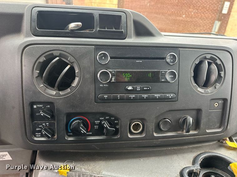 image for item ER4991 2010 Ford E350 Super Duty shuttle bus