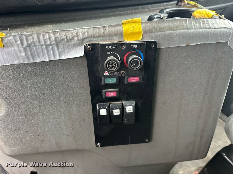 image for item ER4991 2010 Ford E350 Super Duty shuttle bus