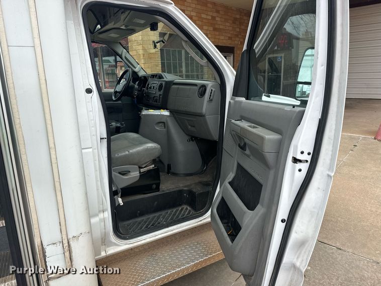 image for item ER4991 2010 Ford E350 Super Duty shuttle bus