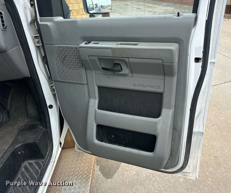 image for item ER4991 2010 Ford E350 Super Duty shuttle bus