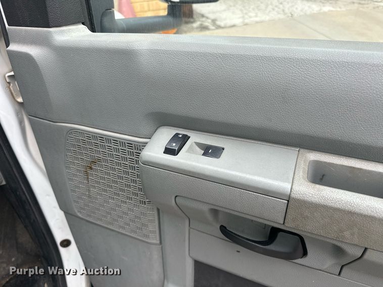 image for item ER4991 2010 Ford E350 Super Duty shuttle bus