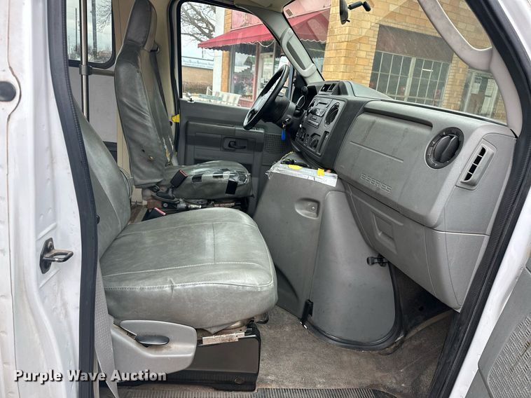 image for item ER4991 2010 Ford E350 Super Duty shuttle bus