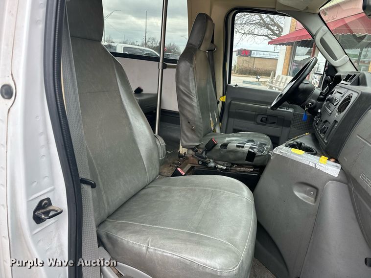 image for item ER4991 2010 Ford E350 Super Duty shuttle bus