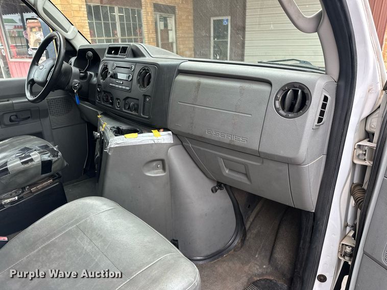 image for item ER4991 2010 Ford E350 Super Duty shuttle bus