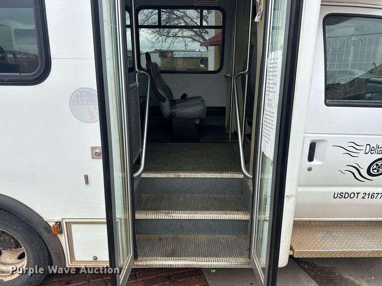 image for item ER4991 2010 Ford E350 Super Duty shuttle bus