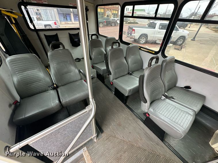 image for item ER4991 2010 Ford E350 Super Duty shuttle bus