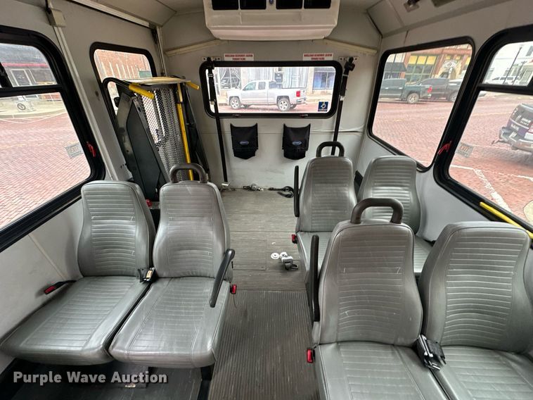 image for item ER4991 2010 Ford E350 Super Duty shuttle bus