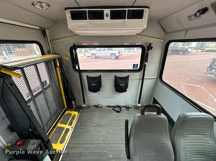 image for item ER4991 2010 Ford E350 Super Duty shuttle bus