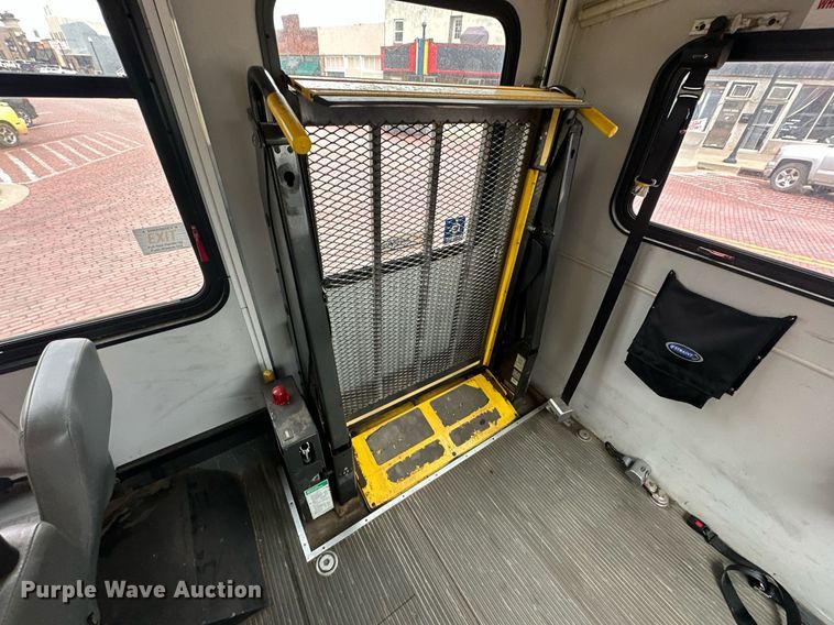 image for item ER4991 2010 Ford E350 Super Duty shuttle bus