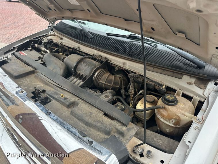 image for item ER4991 2010 Ford E350 Super Duty shuttle bus