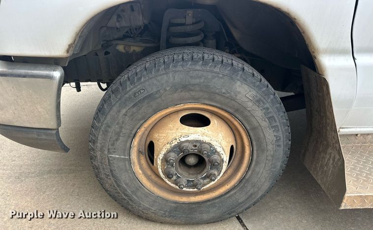 image for item ER4991 2010 Ford E350 Super Duty shuttle bus