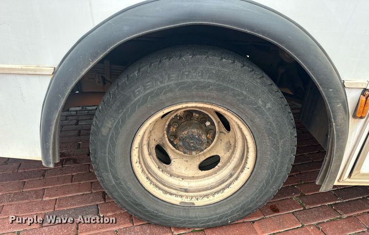 image for item ER4991 2010 Ford E350 Super Duty shuttle bus