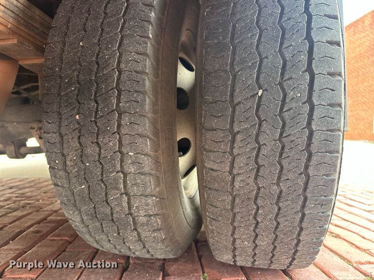 image for item ER4991 2010 Ford E350 Super Duty shuttle bus