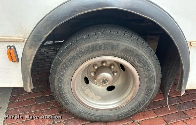 image for item ER4991 2010 Ford E350 Super Duty shuttle bus