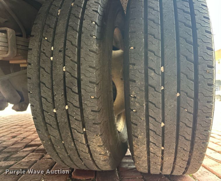 image for item ER4991 2010 Ford E350 Super Duty shuttle bus