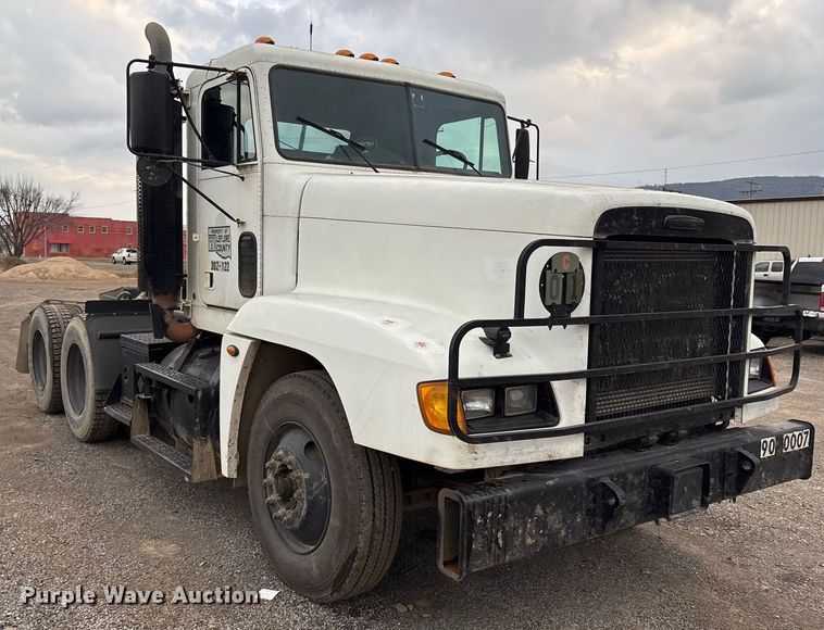 image for item EY9901 2002 Freightliner FLD semi truck