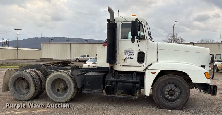 image for item EY9901 2002 Freightliner FLD semi truck