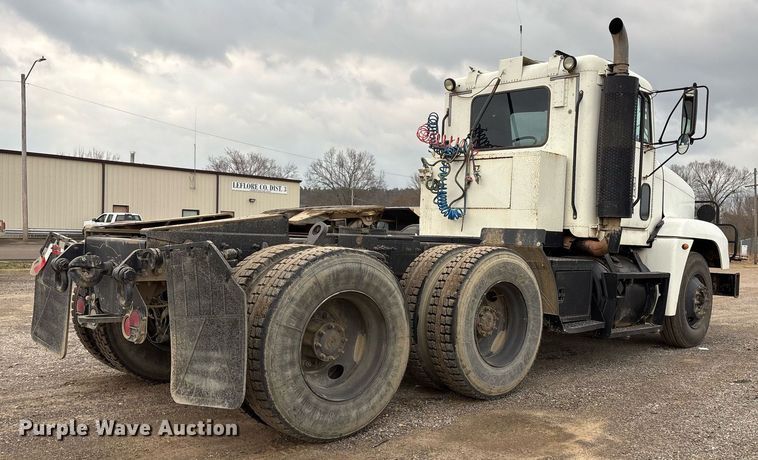 image for item EY9901 2002 Freightliner FLD semi truck