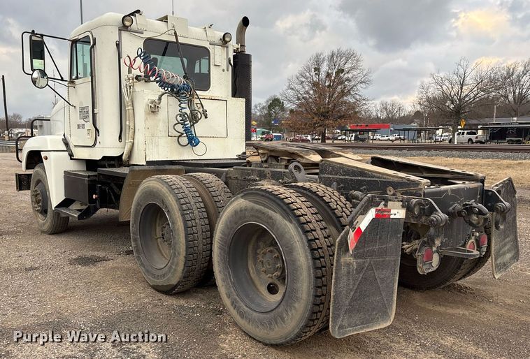 image for item EY9901 2002 Freightliner FLD semi truck