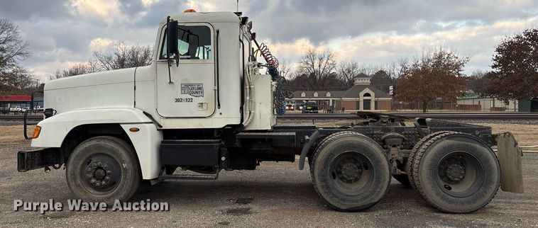 image for item EY9901 2002 Freightliner FLD semi truck