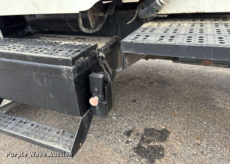 image for item EY9901 2002 Freightliner FLD semi truck