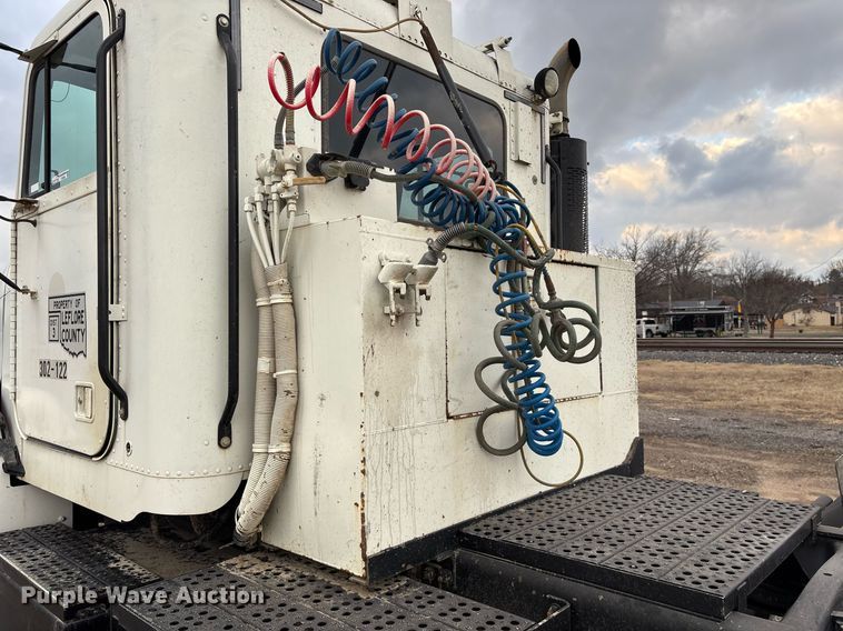 image for item EY9901 2002 Freightliner FLD semi truck