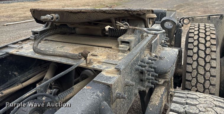 image for item EY9901 2002 Freightliner FLD semi truck