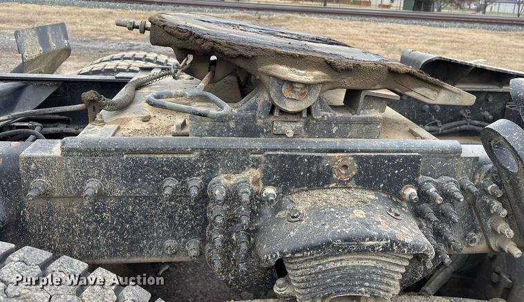 image for item EY9901 2002 Freightliner FLD semi truck