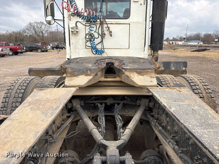 image for item EY9901 2002 Freightliner FLD semi truck