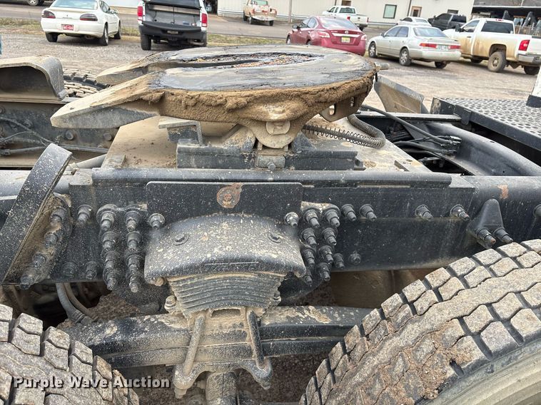 image for item EY9901 2002 Freightliner FLD semi truck