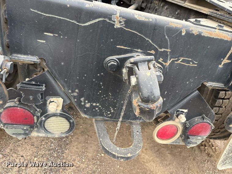 image for item EY9901 2002 Freightliner FLD semi truck