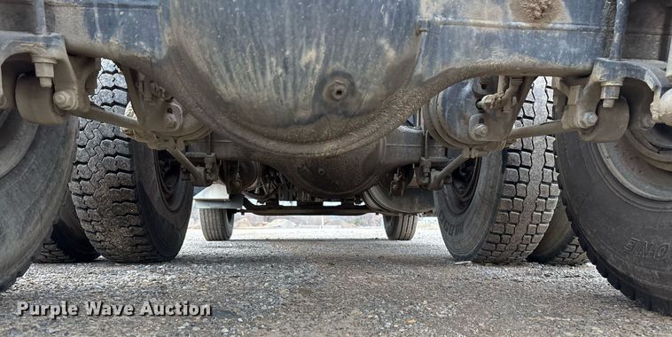 image for item EY9901 2002 Freightliner FLD semi truck