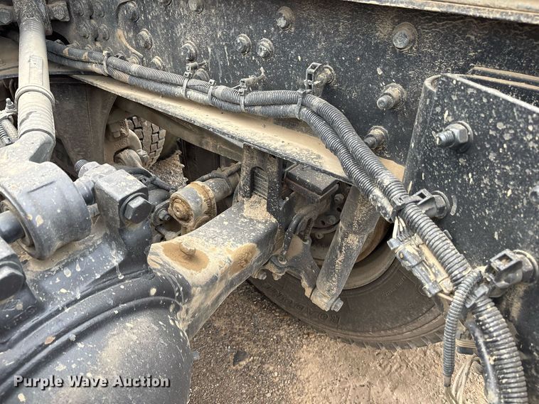 image for item EY9901 2002 Freightliner FLD semi truck