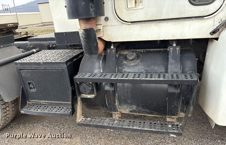 image for item EY9901 2002 Freightliner FLD semi truck