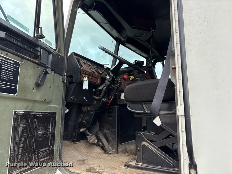 image for item EY9901 2002 Freightliner FLD semi truck